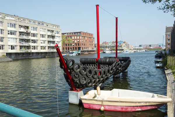 Lodě na kanálu v východně od centra města amsterdam — Stock fotografie