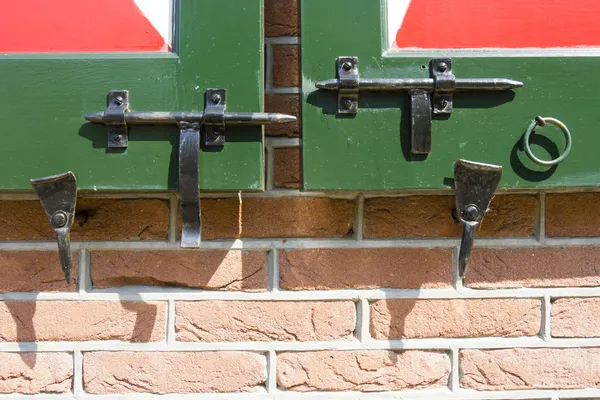 Primo piano di una serratura su una porta olandese in legno — Foto Stock