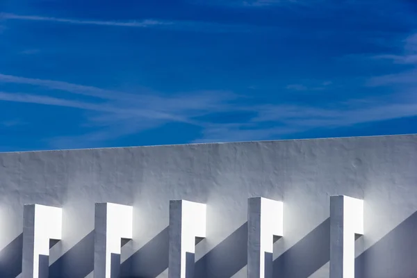 Edificio exterior abstracto bajo cielo azul —  Fotos de Stock