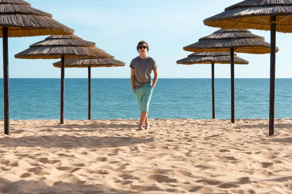 Teenager-Bucht in der Nähe von Sonnenschirmen am Strand — Stockfoto