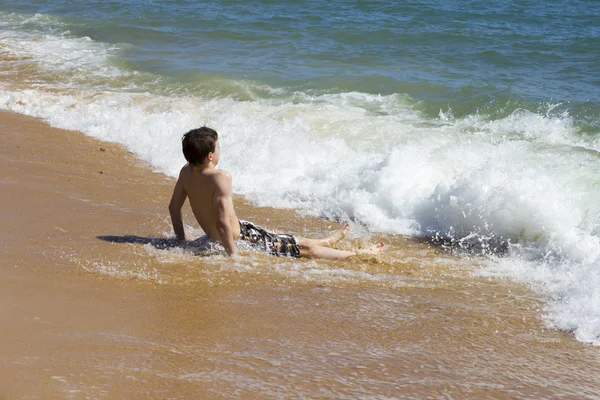 Garçon joue dans une belle mer avec de l'eau cristalline — Photo