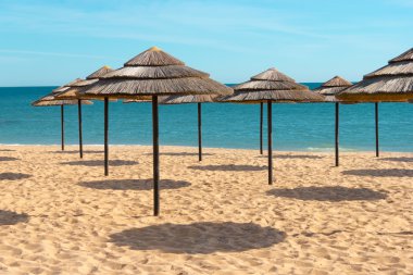 Mavi gök, mavi deniz ve Portekiz Plajda şemsiye