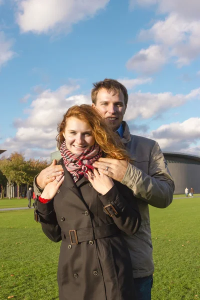 Coppia felice all'aperto innamorata, Museum Plein, autunno Amsterdam bac — Foto Stock