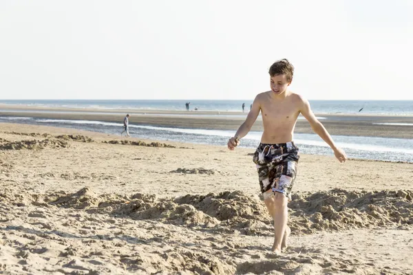 Porträtt av tonåriga går på sand nära havet — Stockfoto