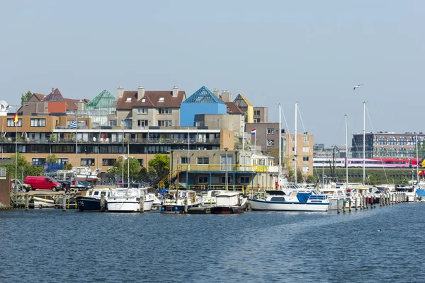 Boats on the canal in East of Amsterdam city center — Stock Photo, Image