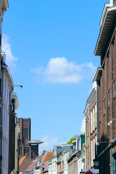 Edifici sulla strada a Utrecht - Città Vecchia nei Paesi Bassi — Foto Stock