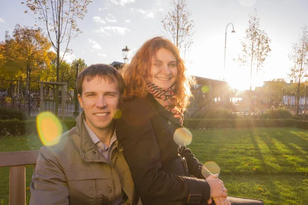 Buiten gelukkige paar in liefde, museum plein, herfst amsterdam bac — Stockfoto