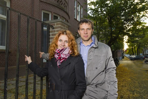Buiten gelukkige paar in de liefde, herfst amsterdam achtergrond — Stockfoto