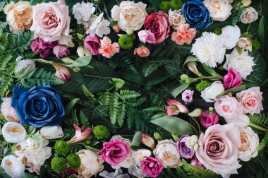 Renkli bahar çiçekleri ve yeşil yapraklı yaratıcı kompozisyon. Metin için alanı olan çiçek tebrik kartı veya arkaplan.