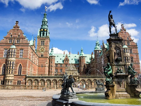 Frederiksborg Sarayı