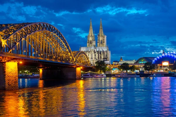 Catedral de Colónia e Ponte Hohenzollern — Fotografia de Stock