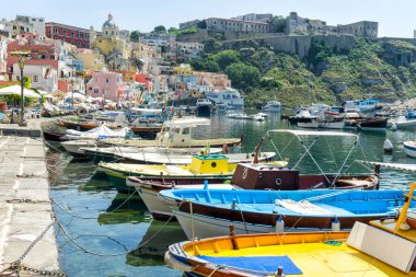 Procida adasındaki balıkçı köyü
