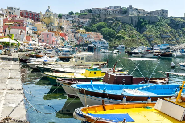 Rybářská vesnice na ostrově Procida — Stock fotografie