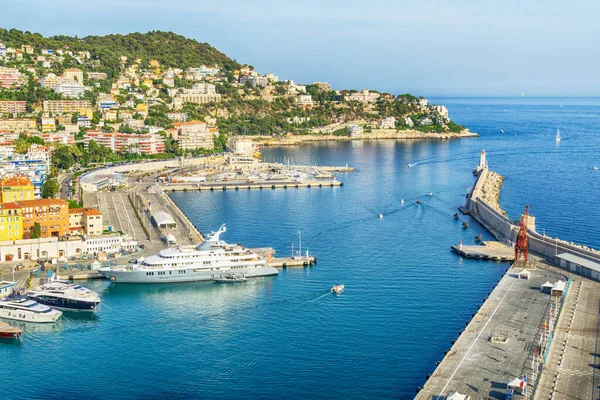 Nice 'in ve Akdeniz yatları olan Lympia limanının manzarası, Cote dAzur, Fransa
