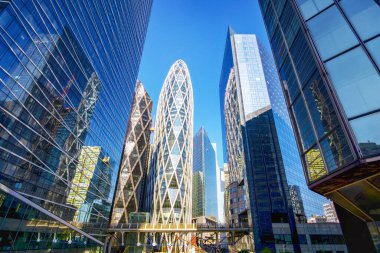 Fransa 'nın Paris şehrinin modern ve iş bölgesi olan La Defense' daki gökdelenlerin cepheleri.