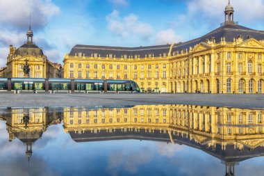 Bordeaux 'daki güzel Place de la Bourse aynadaki yansıma çeşmesi ve tramvayı, Fransa