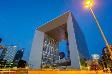 Günbatımında La Defense modern ve iş bölgesi, Paris, Fransa