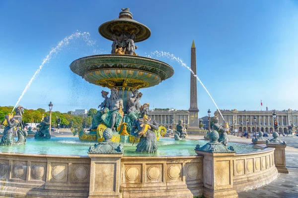 パリのコンコルド広場にある美しい噴水 — ストック写真