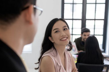 Kahve molası. Bir kaç iş arkadaşı genç Asyalı iş adamları modern şirkette rahat ve tartışmalı, dijital çevrimiçi pazarlama, iş toplantısı konsepti