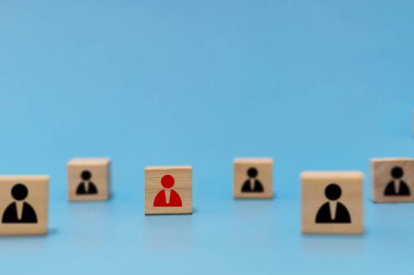 Sosyal uzaklık. Tahta küpteki insan simgesi grubu mavi arkaplandaki covid-19 'u önlemek için sosyal mesafeyi koruyun. yeni normal, virüs önleme, kişisel karantina, sosyal mesafe kavramı