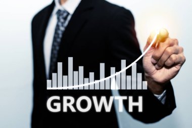 Yatırımcı, beyaz arka plan, borsa, yatırım, dijital teknoloji, ticaret istatistikleri ve iş stratejisi kavramında sanal grafik grafik ekranına kalemle işaret etti