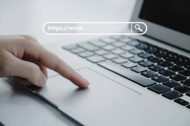 İnsanlar laptopta dokunmatik dokunmatik dokunmatik bilgisayarlar ev ofisinin masasında www arama çubuğu grafiği, iş arama, sosyal ağ, internet, arama motoru, finans, dijital teknoloji konsepti