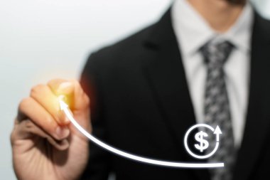 Yatırımcı, beyaz arka plan, borsa, yatırım, dijital teknoloji, ticaret istatistikleri ve iş stratejisi kavramında sanal ABD doları ikonu üzerine kalemle işaret etti
