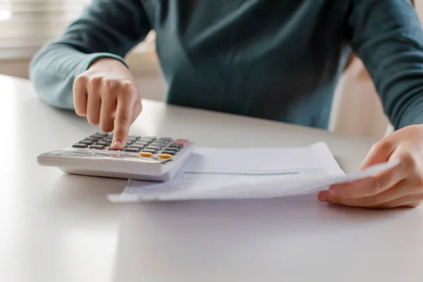 Mujer Cliente Que Usa Calculadora Para Calcular Pagar Línea Con —  Fotos de Stock