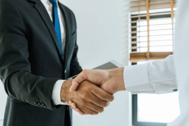 - Anlaştık. İş adamları, şirket ofisindeki toplantı odasında, ortaklık, iş görüşmesi, yatırımcı, müzakere, ortaklık ve takım çalışması konseptinde sözleşme imzaladıktan sonra el sıkışıyorlar.