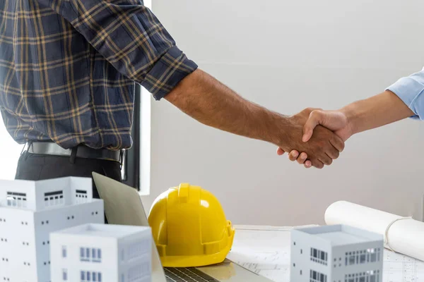 Engenheiro Arquiteto Equipe Trabalhadores Construção Mãos Tremendo Após Contrato Projeto — Fotografia de Stock