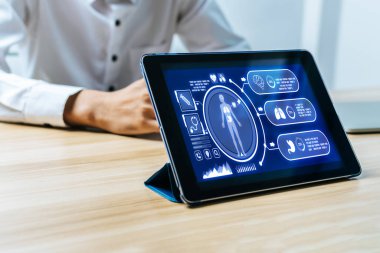 dijital mobil tablet dijital ikon hologramı ve tıbbi grafik diyagramı ile ekranda hastayla birlikte, koronavirüs, tıbbi teknoloji, sağlık kanseri ve hastalık tedavi konsepti