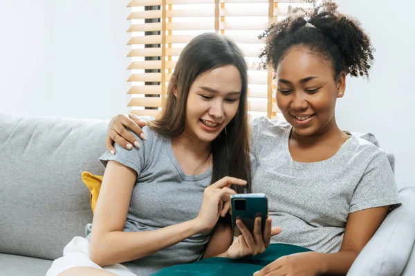 Feliz Muito Jovem Namorada Casal Usando Telefone Celular Digital Juntos — Fotografia de Stock