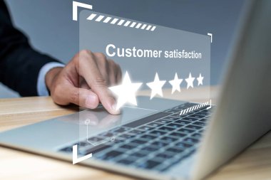 İş adamı elini dijital dizüstü bilgisayara değdiriyor ve toplantı odasındaki kontrol kutusundaki iyi geri bildirim, çevrimiçi pazarlama, iyi deneyim, müşteri geri bildirim kavramını gözden geçirmek için beş yıldızlı değerlendirmeler yapıyor.