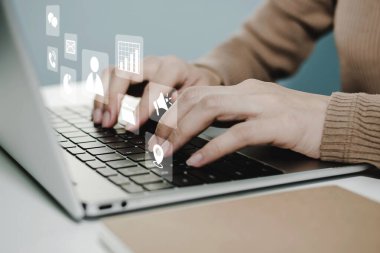 Finansal olarak. İnsanlar el bilgisayarı kullanarak ev ofisinin masasında sanal grafik simgesi diyagramı, dijital pazarlama, ev işi, iş finansmanı, internet ağı teknolojisi kavramı kullanıyorlar.
