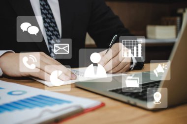 İş adamı el yazısı ve masadaki dizüstü bilgisayar toplantı odasında ve sanal grafik çizelgesi, dijital pazarlama, belge yönetimi, iş finansmanı, internet ağı teknolojisi kavramı