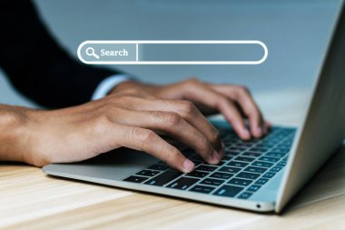 İnternet sitesi. Sanal ekran arama düğmesine sahip mobil laptop bilgisayarı üzerinde çalışan işadamı, tarama bilgileri, iş finansmanı, internet veri teknolojisi ve veri arama motoru kavramını arıyor