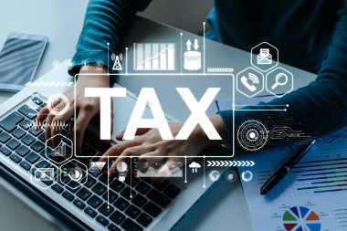 İş adamları, masadaki sanal TAX grafik ikonu olan dizüstü bilgisayarı kullanıyorlar, belge yönetimi, dijital pazarlama, vergi çevrimiçi, iş finansmanı, İnternet ağı teknolojisi kavramı
