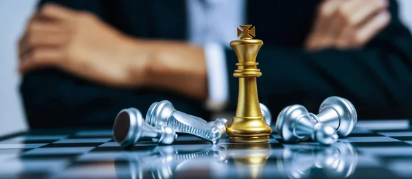 Estratégia Negócios Rei Ouro Com Peça Xadrez Prata Competição Jogo — Fotografia de Stock