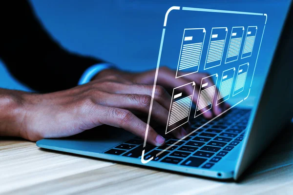 System Zarządzania Dokumentami Biznesmen Korzystający Laptopa Wirtualną Ikoną Graficzną Biurku — Zdjęcie stockowe