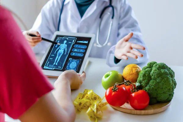 Nutricionista Médico Femenino Utilizando Tableta Móvil Digital Con Diagrama Gráfico — Foto de Stock