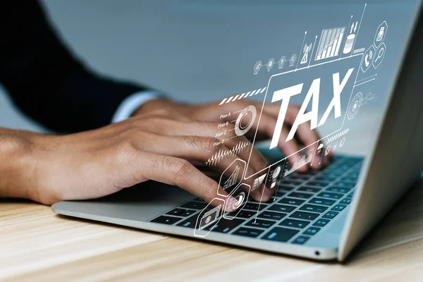 塔克斯 商务用手使用笔记本电脑 桌上有虚拟的Tax图形图标 文件管理系统 数字营销 在线征税 商务财务 互联网技术概念 — 图库照片