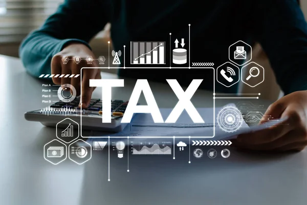 人们通过桌上的虚拟Tax图形图标 在线纳税 文档管理 数字营销 企业财务概念 对计算器上的家庭预算支出进行分析和计算 — 图库照片