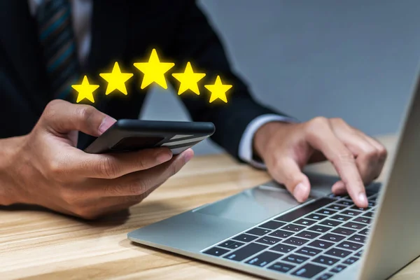 商务人员使用笔记本电脑和带五星级按钮的手机 对良好的评级 数字营销 良好的经验 客户产品评级评审 客户反馈概念进行评审 — 图库照片