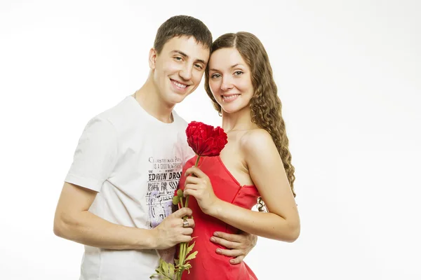 Glück junges Liebespaar mit einer Blume auf weißem Hintergrund — Stockfoto