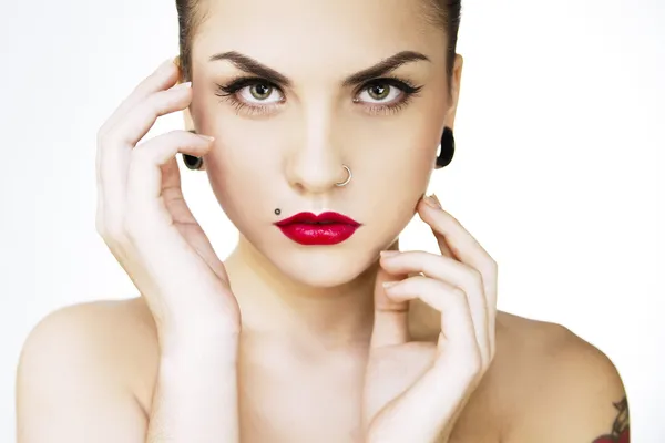 Mooi meisje punk met tattu, piercing, rode lippenstift en perfecte huid — Stockfoto