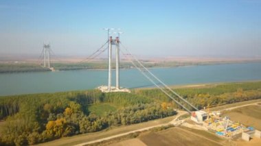 Tulcea, Romanya - 20 Ekim 2021: Avrupa 'nın en uzun üçüncü köprüsü olan Tuna Nehri üzerinde yeni bir asma köprü inşa edilmesi