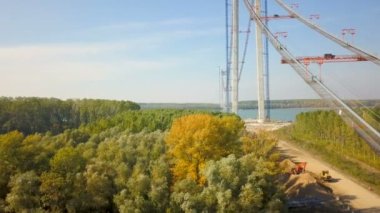 Tulcea, Romanya - 20 Ekim 2021: Avrupa 'nın en uzun üçüncü köprüsü olan Tuna Nehri üzerinde yeni bir asma köprü inşa edilmesi