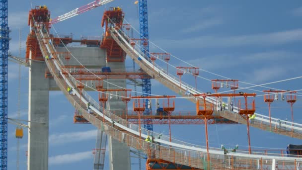 2021年10月20日 罗马尼亚图尔恰 位于多瑙河上的新桥 欧洲第三长的桥 的吊索由钢结构工人支撑 — 图库视频影像