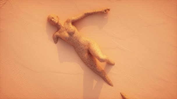 砂漠の風景を持つ異星人の惑星の3Dアニメーションと砂の中に埋葬された巨大な石の像 — ストック動画