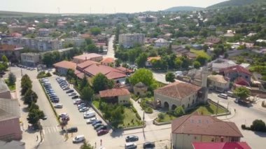 Romanya 'nın kuzeyindeki Dobruja kentinde küçük bir kasaba olan Babadag' ın hava manzarası